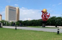 美国世乒赛现场发生种族歧视,两个人一前一后攻击舒服吗?