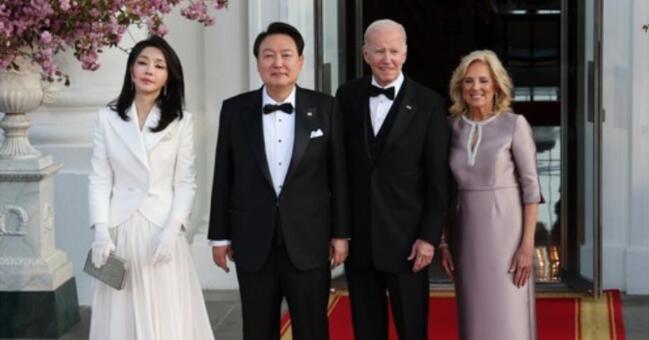 韩国第一夫人访美上演时装秀
