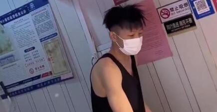 淄博鸭货小哥回应被女游客摸肌肉