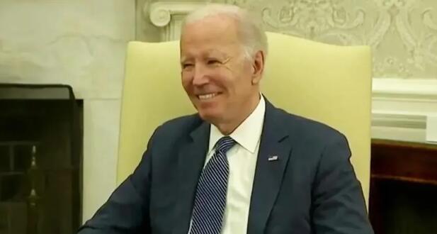 拜登一言不发微笑注视记者被赶走